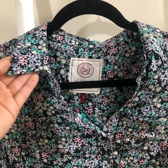Comfy Floral Cropped Button Down Shirt - Picture 3 of 5